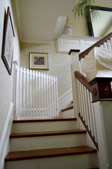 Фото домашнего дизайна уютной белой лестницы