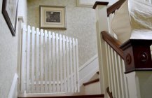Фото домашнего дизайна уютной белой лестницы